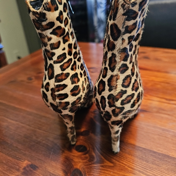 Gorgeous animal print pony ankle boots. Size 8. - Picture 4 of 8